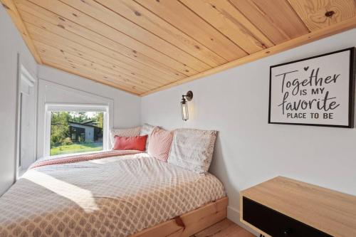 a bedroom with a bed with a wooden ceiling at Initial / Mano / MSA in Saint-Férréol-les-Neiges
