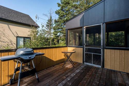 a screened in porch with a grill on a deck at Initial / Mano / MSA in Saint-Férréol-les-Neiges