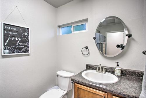 La salle de bains est pourvue d'un lavabo et d'un miroir. dans l'établissement Quaint Clifton Escape with Grill - 1 Mi to Winery!, à Clifton