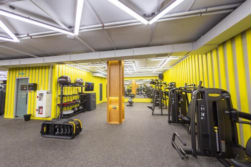 Fitness centrum a/nebo fitness zařízení v ubytování NEOS HOTEL