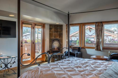 1 dormitorio con 1 cama y chimenea en Solstice Suites en Leavenworth