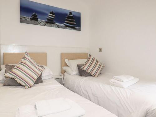 two beds sitting next to each other in a room at 9 Horizon View in Liskeard
