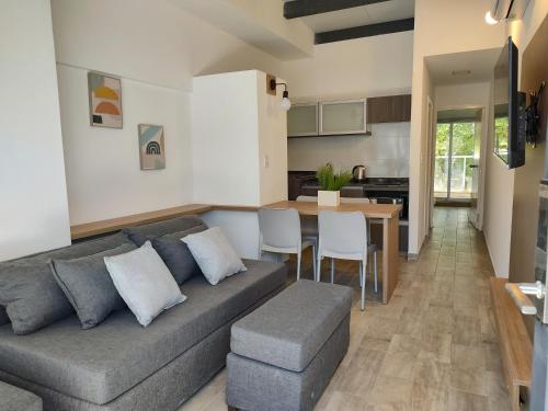 uma sala de estar com um sofá cinzento e uma mesa em 356 Apartments - em Mendoza