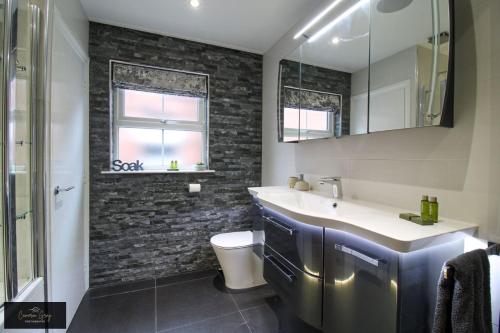 Koupelna v ubytování Nice 2 bed house, office, Wi-Fi, free parking