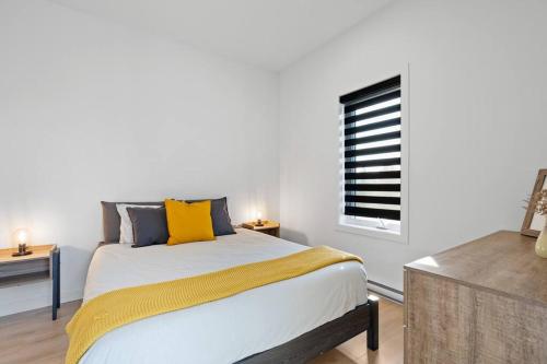 ein Schlafzimmer mit einem großen Bett und einem Fenster in der Unterkunft Initial / Koselig +spa / MSA in Saint-Férréol-les-Neiges