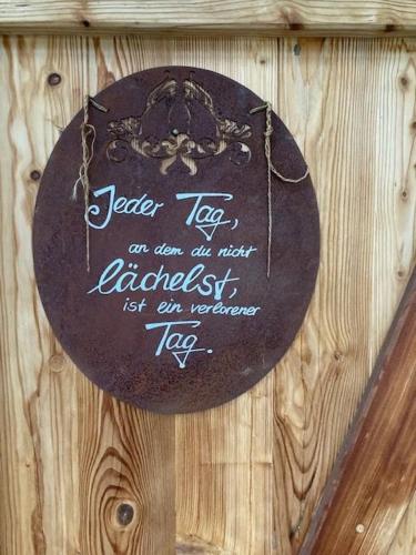 a plaque on a wooden wall with a sign on it at Pension & Ferienwohnung Dullnig in Gmünd in Kärnten