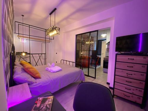 um quarto com uma cama e uma cómoda com uma televisão em ilpostonascosto em Isernia