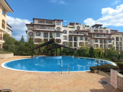 スヴェティ・ヴラスにあるParadise dreams family apartamentsの大きな建物の前の大きなスイミングプール