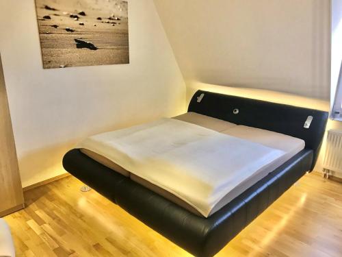 łóżko w pokoju ze zdjęciem na ścianie w obiekcie Stadtpark-Oase w mieście Erfurt