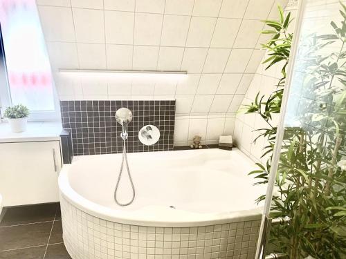 a bath tub in a bathroom with plants at Stadtpark-Oase in Erfurt