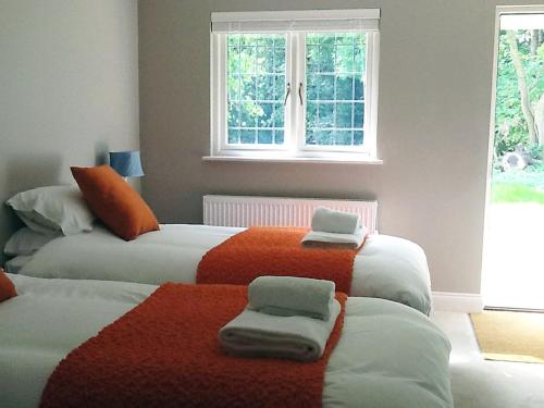 two beds sitting next to each other in a bedroom at Garden Cottage Bed and Breakfast in Holton