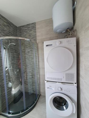 a bathroom with a washing machine and a washer at Pretty 2 bedroom Apartment with shared Pool in St. Paul's Bay