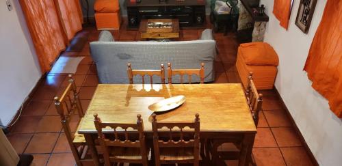 comedor con mesa, sillas y sofá en Sueños de Mar en Balneario Mar Blau