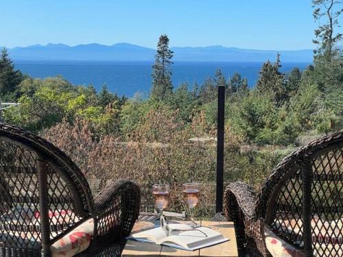 Beautiful 2 bedroom home with ocean and sunset views