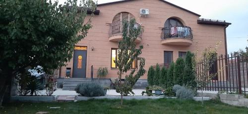 Gambar di galeri bagi 2 -х Этажный Таунхаус в Касахе со всеми удобствами! di Yerevan