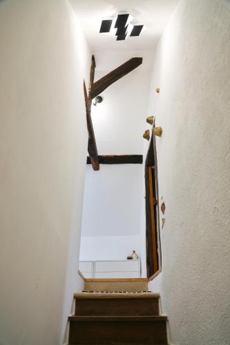 un escalier avec une croix sur le mur dans l'établissement GÎTES LA FORESTERIE, à Ladignac-le-Long