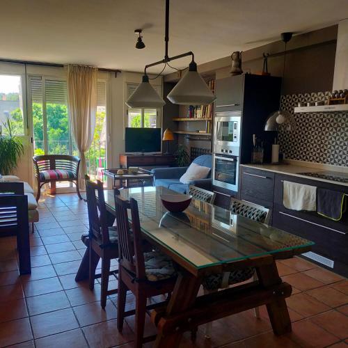 een keuken en een woonkamer met een tafel en stoelen bij Una parada a l'Anoia en apartamento compartido in Capellades