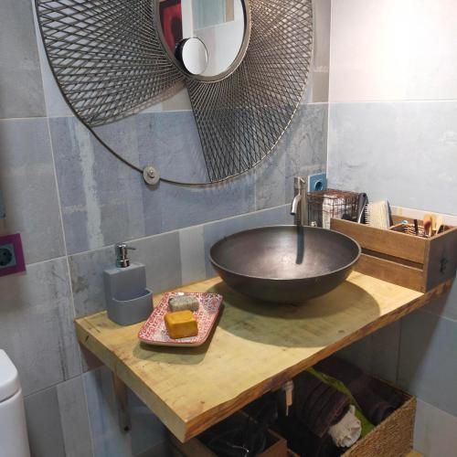 een badkamer met een zwarte wastafel en een spiegel bij Una parada a l'Anoia en apartamento compartido in Capellades