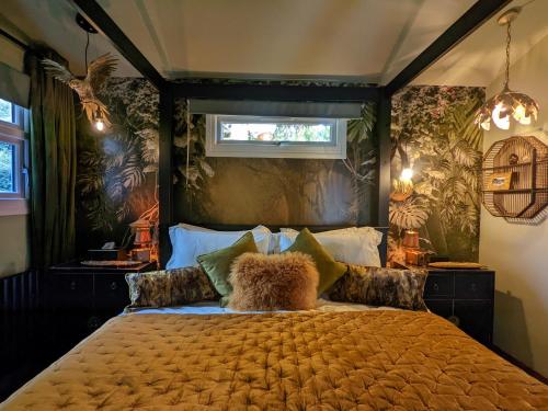ein Schlafzimmer mit einem Bett mit einem Teddybär drauf in der Unterkunft Tulana Taggs - floating home on island idyll in Hampton Hill