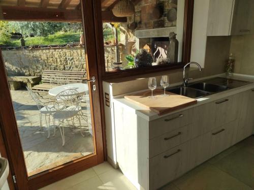 Η κουζίνα ή μικρή κουζίνα στο Casa Jacopo deliziosa villa con giardino