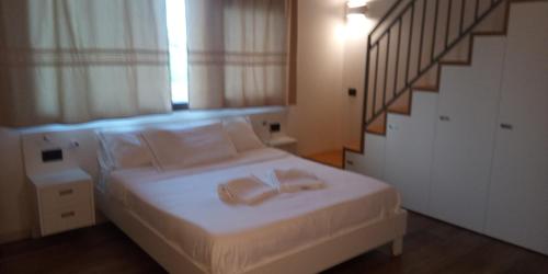 ein Schlafzimmer mit einem Bett mit zwei Handtüchern darauf in der Unterkunft Agriturismo Le Valli in Liedolo