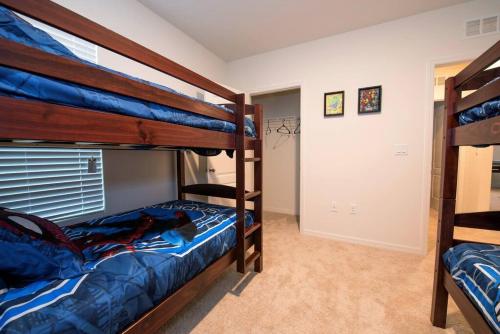 1 Schlafzimmer mit 2 Etagenbetten in einem Zimmer in der Unterkunft Cozy Solterra 5Bed45Bath-Disney-No Resort Fee in Davenport