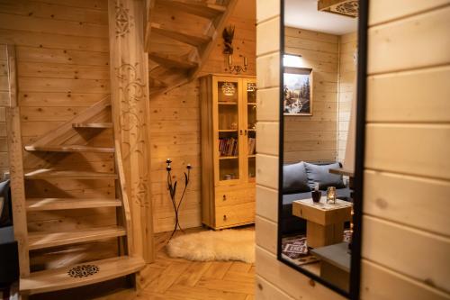 Habitación con escalera de caracol en una cabaña de madera en Domek Zakopiański Czar, en Zakopane