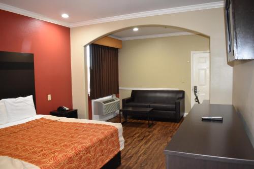 Кровать или кровати в номере Platinum Inn Katy