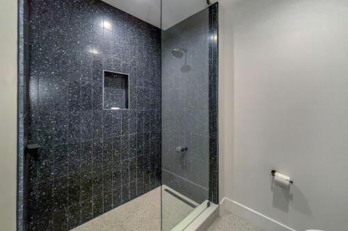 um chuveiro com uma porta de vidro na casa de banho em Longview at the Rainey District em Austin