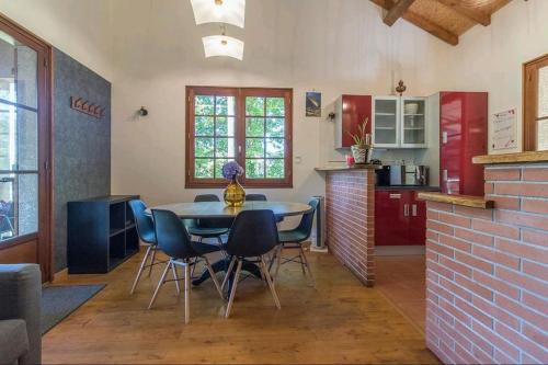 une cuisine et une salle à manger avec une table et des chaises dans l'établissement Le balcon du Cagire, à Milhas