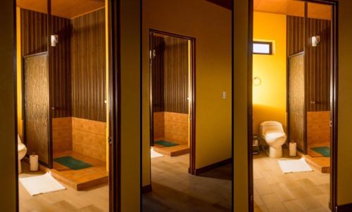 een badkamer met een douche en een toilet. bij Villas Orosi Valley in Orosí