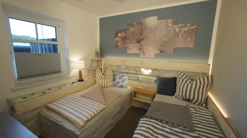 ein Wohnzimmer mit einem Sofa und einem Fenster in der Unterkunft Ferienwohnungen am Krakower See in Serrahn