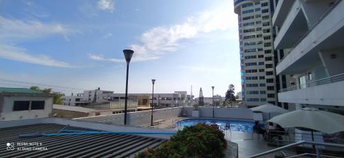 une piscine sur le toit d'un bâtiment dans l'établissement Ecusuites Aquamira Salinas 6DResort Ocean View with Balcony, à Salinas