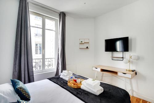 une chambre d'hôtel avec un lit et une fenêtre dans l'établissement CMG Solidarite 5, à Montreuil