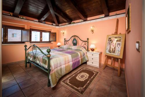 1 dormitorio con cama y techo de madera en B&B Tribunale, en Cosenza