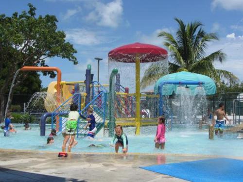 un grupo de niños jugando en un parque acuático en KL Retreat 6BR-4BTH with Jacuzzi and family room! en Key Largo