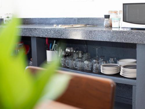 un comptoir de cuisine avec plaques et bocaux en verre dans l'établissement CASA OCASO - Your home away from home, à Campeche