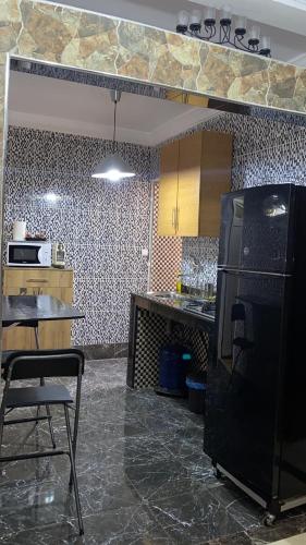 una cucina con frigorifero nero e bancone di KHAWARIZMI 5 ad Agadir