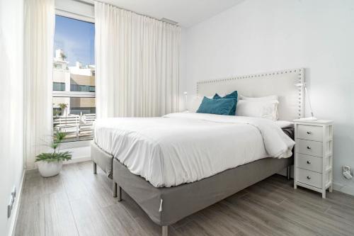 um quarto branco com uma cama grande e uma janela em LM111A- Le mirage Estepona by Roomservices em Estepona