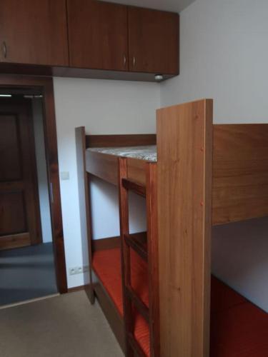 Palanda nebo palandy na pokoji v ubytování Byt 4+kk v klidné části obce Bedřichov