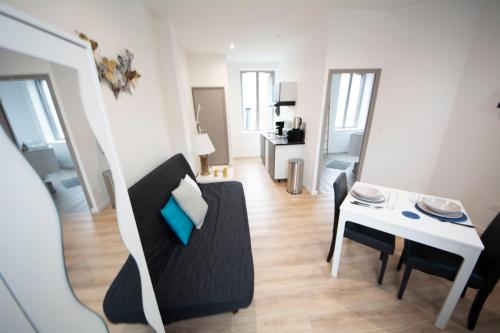 un salon avec un canapé et une table dans l'établissement IVOIRIA !!! SUBLIME Studio HOME STAGING AU CENTRE VILLE !!!, à Saint-Quentin