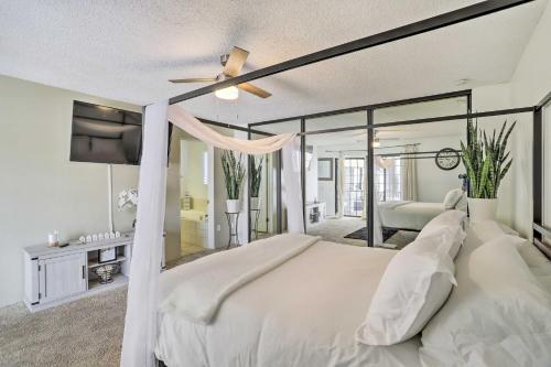 Katil atau katil-katil dalam bilik di Bright Indio Home with Pool about 2 Mi to Coachella