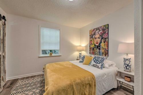 Un dormitorio con una cama con un cuadro en la pared. en The Blackberry Place in Charlotte Fire Pit, en Charlotte