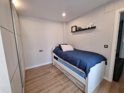 um pequeno quarto com uma pequena cama num quarto em 136A Apartamento moderno en Playa San Lorenzo em Gijón