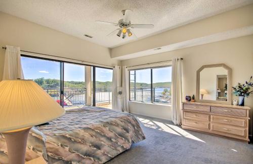Postel nebo postele na pokoji v ubytování Waterfront Condo with Resort Perks in Lake Ozark!