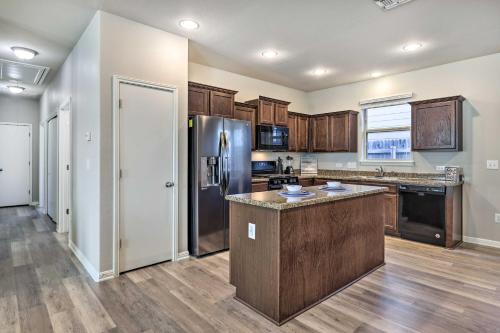 Una cocina o cocineta en Buda Home with Smart TV about 19 Mi to Downtown Austin