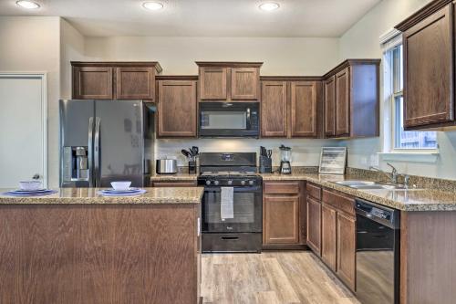 Una cocina o cocineta en Buda Home with Smart TV about 19 Mi to Downtown Austin