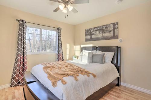 - une chambre avec un lit et un ventilateur de plafond dans l'établissement Spacious and Private Home with Lazy Mountain View, à Palmer