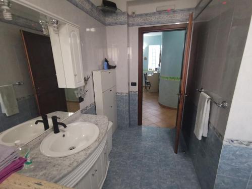 een badkamer met een wastafel en een spiegel bij B&B La Fenice in Termini Imerese