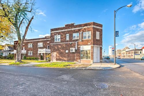 Ideally Located Pet-Friendly Apt with Balcony! – Photos 3